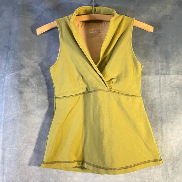 lululemon athletica Tops - Lululemon Athletica Built in Bra Made In Canada Sleeveless V-Neck Top Womens 8